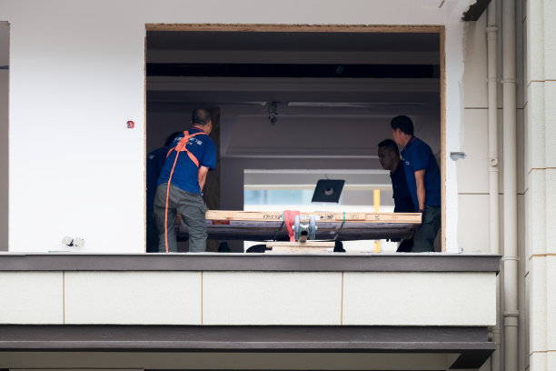 安装大型玻璃的工人图片下载