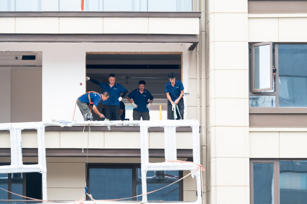 安装大型玻璃的工人图片下载