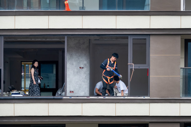 修理玻璃的工人。图片下载