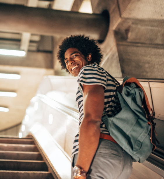 在车站行走的通勤者图片下载