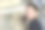 一个年轻人在玻璃白板上画有机化合物图片下载