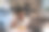 亚洲年轻商人晚上在办公室工作时吃面条。有吸引力的职业男性员工坐在桌子上，感到饥饿和饥饿，然后在公司工作场所吃晚餐。图片下载