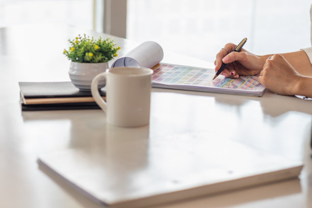 平滑焦点，一组网页设计师正在共同开发与UI UX前端设计师预览移动响应网站。网站设计师的形式与UI UX移动应用程序图片下载