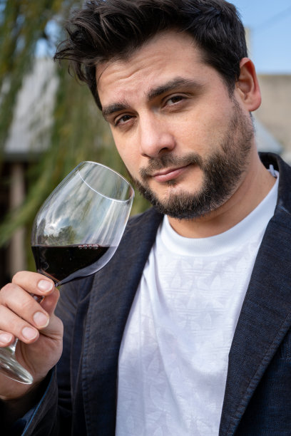 帅哥在春日喝一杯酒图片下载