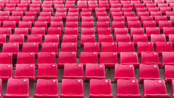 体育场座位排，足球或足球比赛竞技场的运动背景，公共剧院，音乐厅圆形剧场，户外运动娱乐的空观众椅图片下载