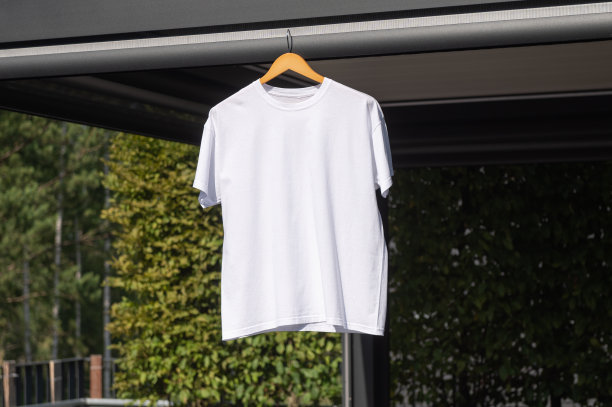 白色t恤挂在衣架上，布局图片下载