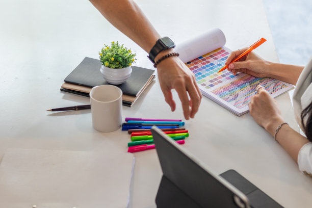 平滑焦点，一组网页设计师正在共同开发与UI UX前端设计师预览移动响应网站。网站设计师的形式与UI UX移动应用程序图片下载