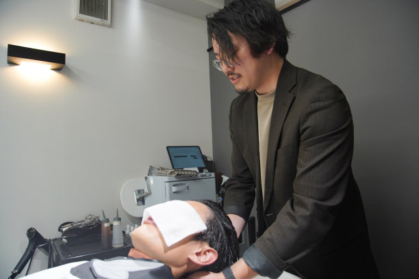 男理发师在洗头图片下载