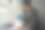男理发师在洗头图片下载