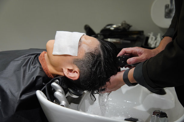 男理发师在洗头图片下载