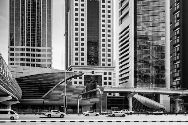 谢赫扎耶德道路交通与摩天大楼的日子。阿联酋迪拜地铁线路。图片下载