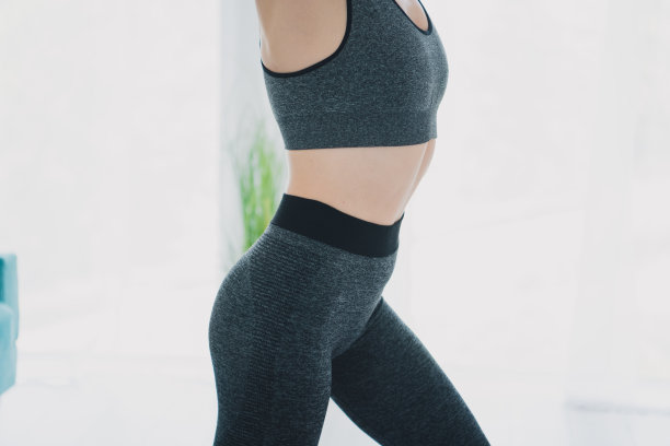 裁剪照片的运动苗条健康的女人穿着运动服打底裤体育锻炼室内健身房图片下载