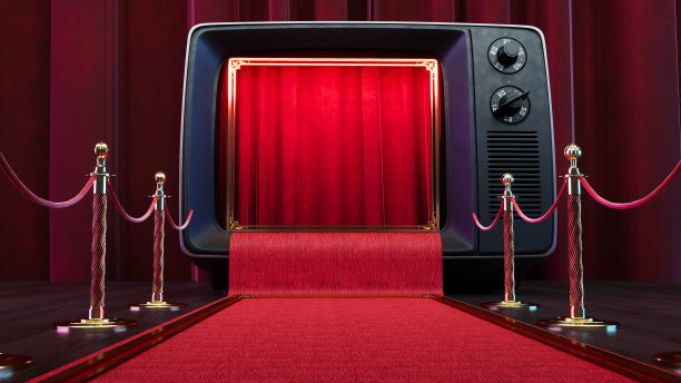 有金色屏障的红地毯通向有红色窗帘的旧电视图片下载
