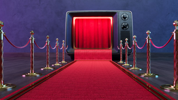有金色屏障的红地毯通向有红色窗帘的旧电视图片下载