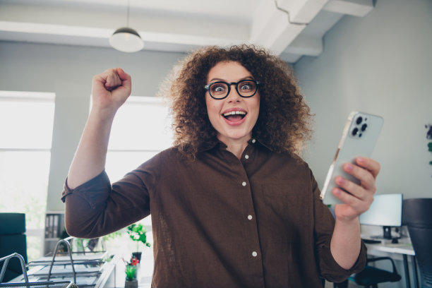 在现代办公室工作的开朗可爱有趣迷人的女经纪人照片室内休息暂停使用电话手拳头是的图片下载