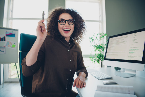 快乐快乐可爱成功女人照片坐椅子创作项目创意计划工作业务工作站办公室室内图片下载