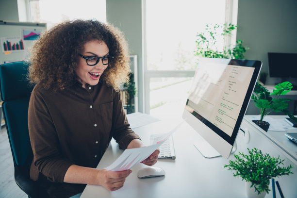 华丽的欢喜开朗的女人照片坐在桌子上读报告工作作为交易员工作站办公室室内图片下载