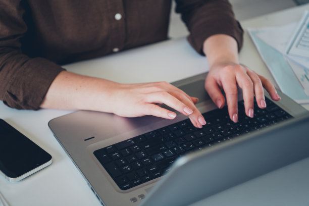 成功女士在现代上网本系统管理机构办公室室内工作的照片图片下载