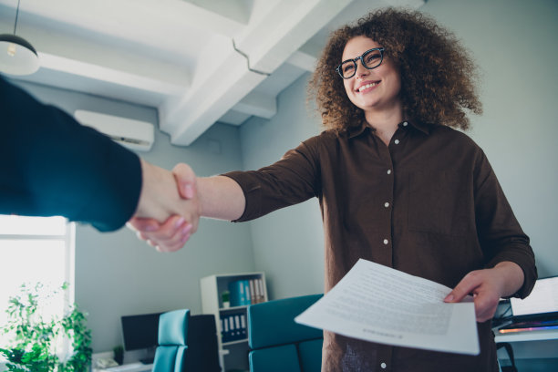 欢快可爱迷人的女人在室内会见交易握手问候成功的团队办公室的照片图片下载