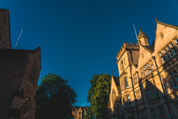 英国牛津市中心的历史建筑图片下载