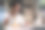 亚洲年轻商人晚上在办公室工作时吃面条。有吸引力的职业男性员工坐在桌子上，感到饥饿和饥饿，然后在公司工作场所吃晚餐。图片下载