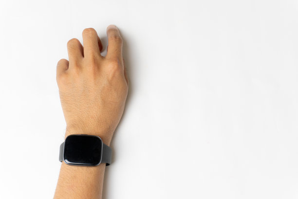 亚洲男性手臂佩戴和展示灰色智能手表，白色背景上有空白屏幕。图片下载