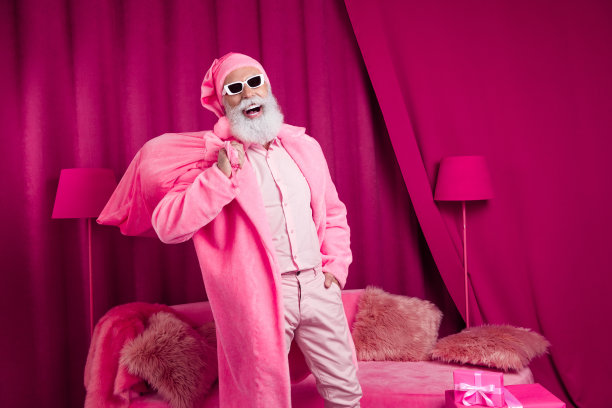 时髦酷芭比风格的圣诞老人准备圣诞节的照片拿着包，戴着帽子，在房间里穿睡衣图片下载