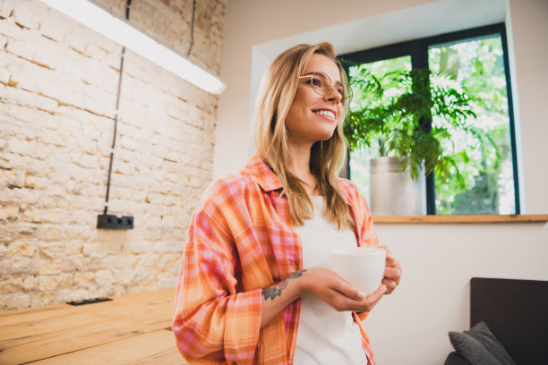 年轻女职员拿着咖啡的照片认为阁楼室内商务中心办公室室内图片下载