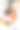 一个30多岁的女人站在厨房里，手里拿着手机。家庭生活和休闲时光。高质量的照片。图片下载