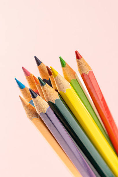 彩色背景上的彩色铅笔图片下载