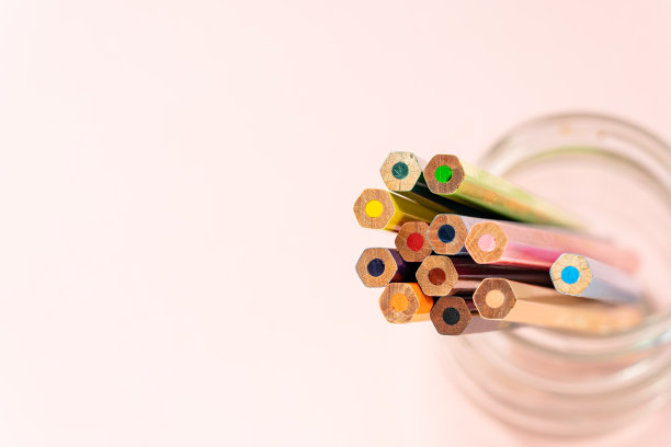 彩色背景上的彩色铅笔图片下载