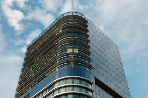 一座高大的现代办公大楼的特写图片下载