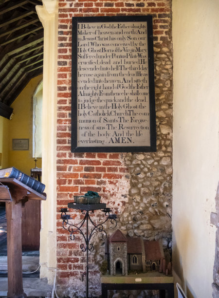 萨福克郡卡尔福圣波托夫教堂的使徒信经图片下载