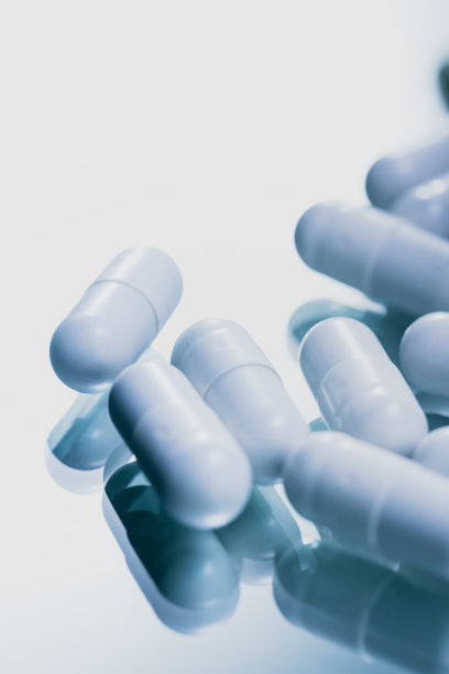 反光表面的白色胶囊-药物药丸特写-库存照片图片下载
