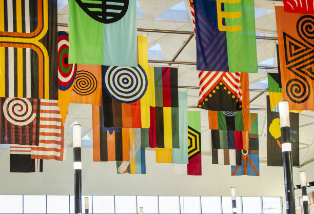 悉尼国际机场候机区内色彩鲜艳、图案多变的旗帜。图片下载