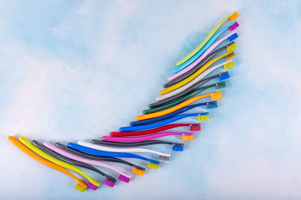 几把彩色牙刷的特写。不同的多色牙刷库存图像。蓝色背景的牙刷。医学、牙科的概念。浴室配件图片。图片下载