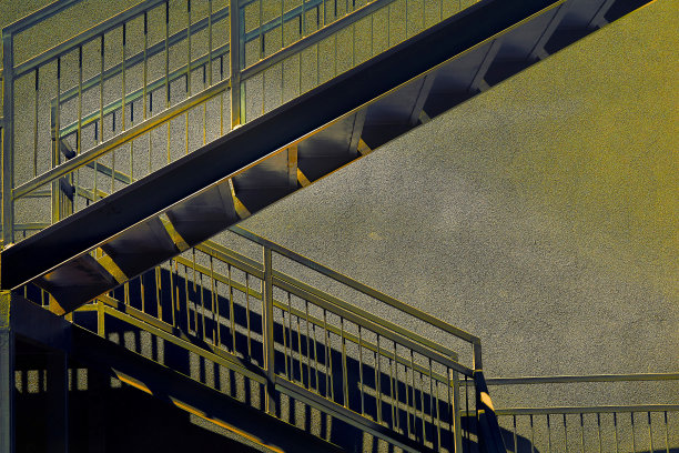 金属楼梯平台和闪亮的金灰色墙壁图片下载