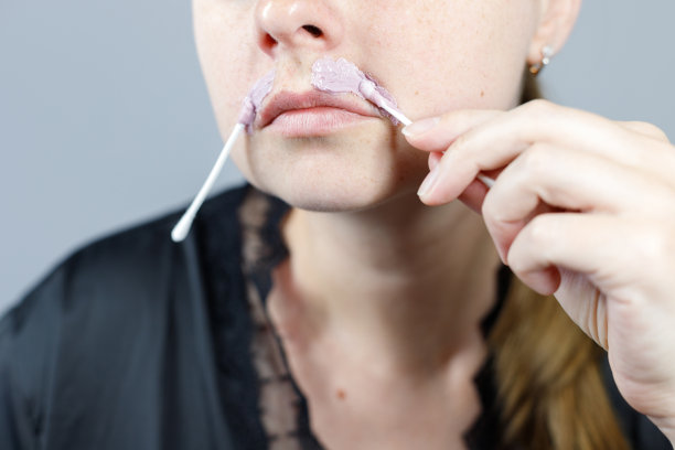 肖像女人自己给脸打蜡图片下载