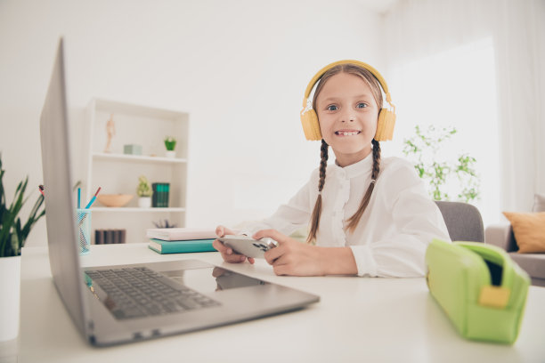 可爱的小女孩的照片学习在线笔记本电脑游戏电话桌现代公寓室内图片下载