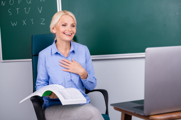 照片开朗迷人聪明的教授女导师老师讲课讲课讲解资料视频通话图片下载