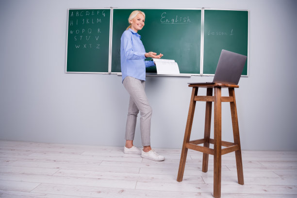 可爱的合格自信的女教授的照片，学校老师与学生远程工作图片下载