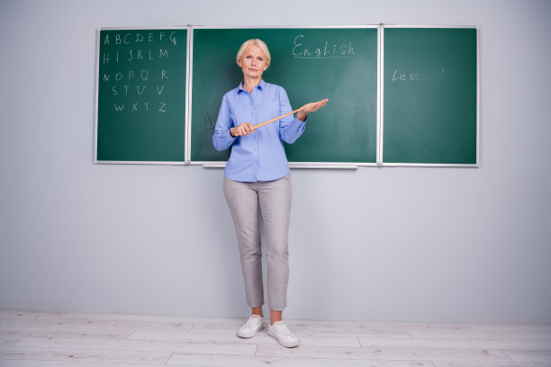 严肃严谨聪明的高级女士穿着衬衫在大学教室里当讲师的照片图片下载