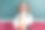 照片中可爱的小女生勤奋地拿着书本，穿着时髦的校服教室黑板背景图片下载