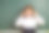 照片中的小女生凝视着空旷的空间，穿着校服孤立在黑板背景上图片下载