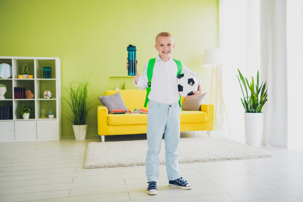 可爱的青春期前男生全身照片踢足球水瓶健康家庭教育概念学校内部图片下载