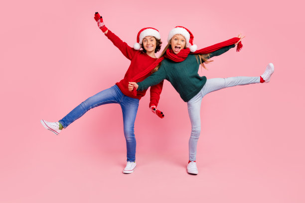 照片中的两个孩子，男孩，女孩跳舞，戴着围巾，连指手套，庆祝圣诞节，背景孤立柔和图片下载