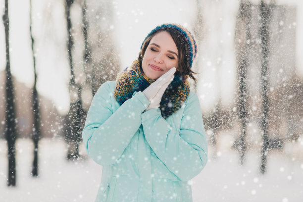 照片的快乐平静好快乐的年轻女子周末在公园度假雪落雪花在户外图片下载