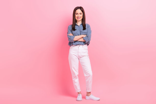 商务教练年轻女子的全身照片交叉双手穿着时尚的智能休闲服装广告新公司孤立在粉红色的背景图片下载