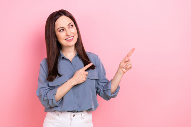 年轻的商业公司老板的照片女士穿着时尚的聪明的休闲装直接手指看模拟广告孤立在粉红色的背景图片下载