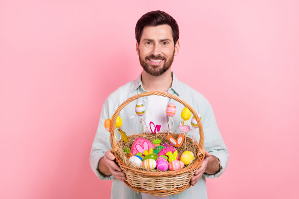 有魅力的年轻人的照片肖像拿着篮子复活节彩蛋寻找礼物穿着时髦的蓝色服装孤立在粉红色的背景图片下载